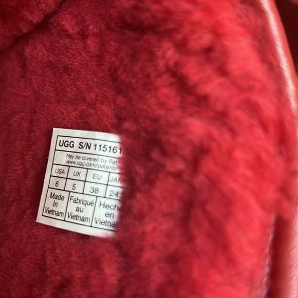 UGG
Girls' Classic II Gel Hearts Boots (Youth) - Picture 6 of 14